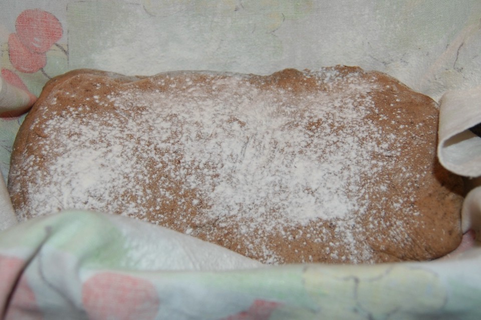 Присыпаем тесто мукой
