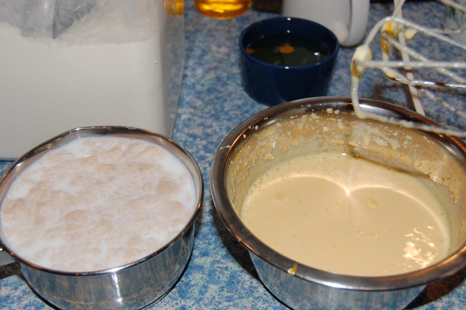 Подошедшие дрожжи и желтки с сахаром